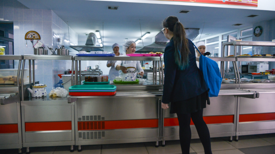 Школьники в Казахстане: запретят ли смартфоны и как будут платить за обед?