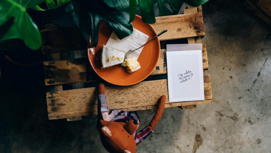 Tamara Asar's New Song Sparks Debate: "Put Down Your Phone، Hold My Hand"