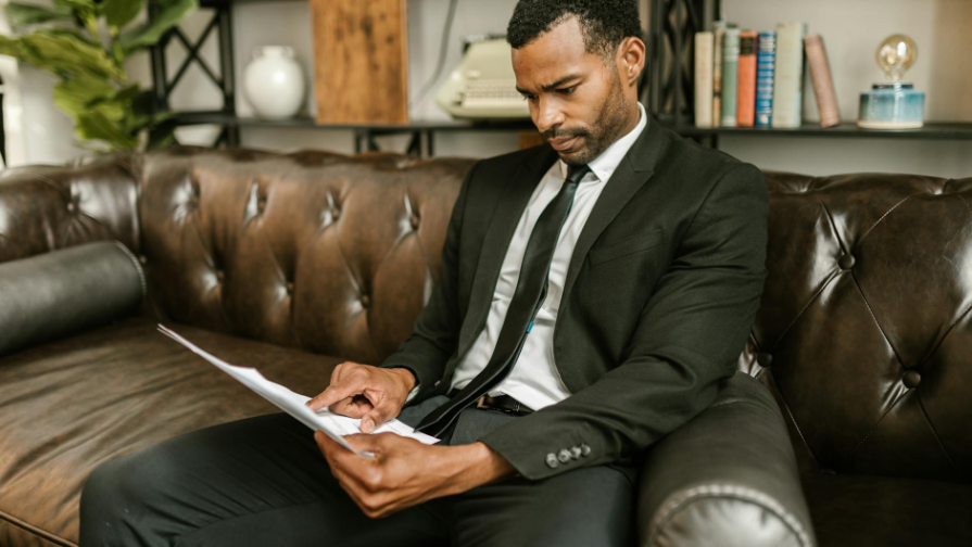 Astanada 600 mıllıon teńgege jýyq qarjyny jymqyrǵan mektep dırektory men býhgalteri sottaldy