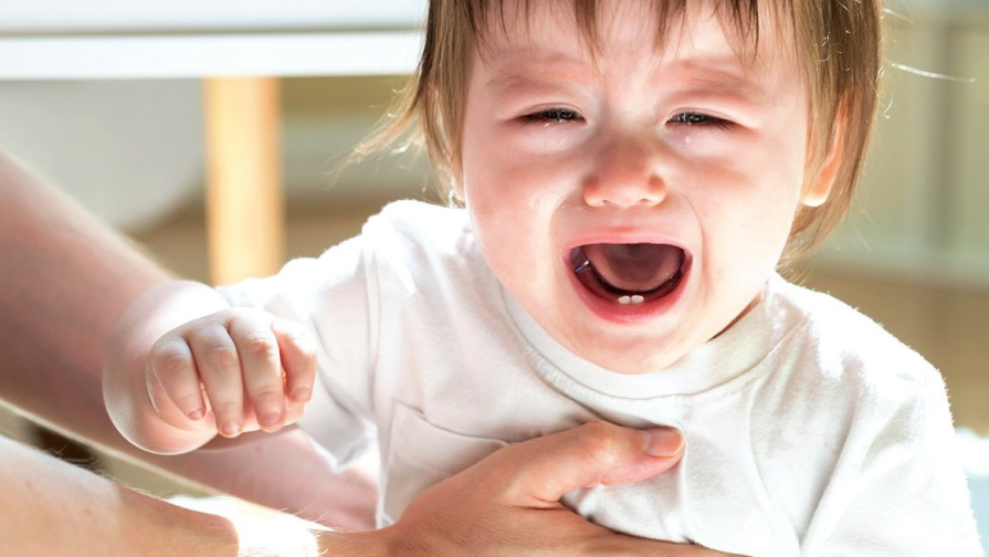 2,5 jastaǵy qyzyna ákesiniń zorlyq jasaǵany týraly ananyń shaǵymy qoǵamdy dúrliktirdi