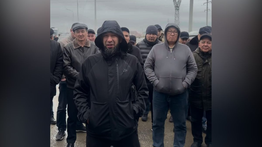 Atyrau Bus Drivers Protest Low Wages, Unpaid Contributions