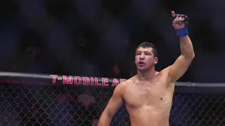 قازاقستاندىق فايتەر UFC-دە العاشقى جەڭىسىنە قول جەتكىزدى