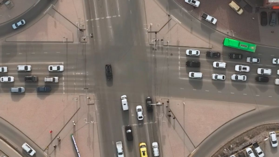 Атырауда 78 жол айырығы "цифрланды": жаңа "ақылды" бағдаршамдар қалай жұмыс істейді?