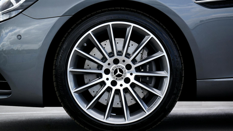 Tragic Crash on Al-Farabi Avenue Claims Three Lives