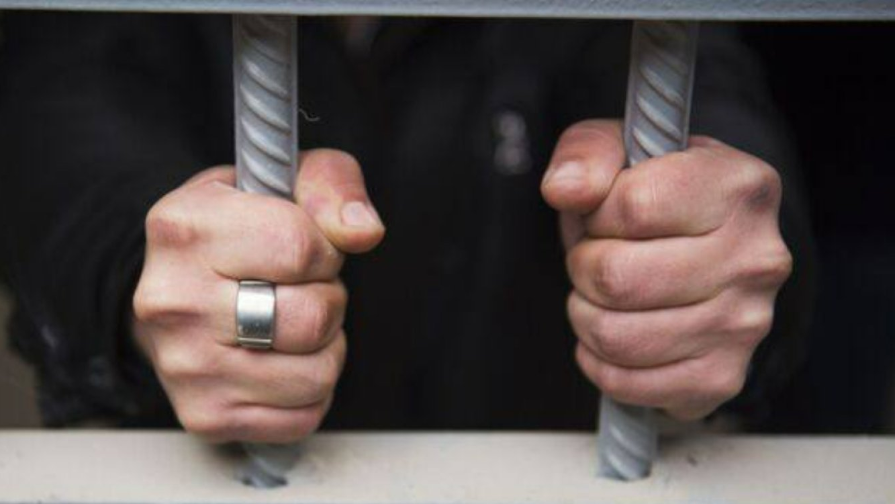 ۆ كولونيي اتىراۋ زاكليۋچەننىي پوگيب ۆ رەزۋلتاتە دراكي