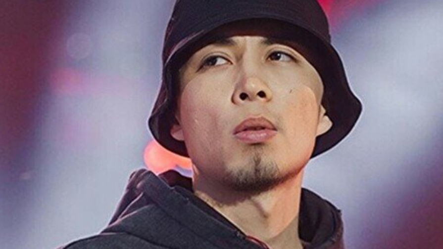 Есірткімен ұсталған танымал әнші көше сыпырып жүр