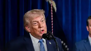 Tramp Iranǵa «tas dáýirine qaıtarýmen» qorqytty