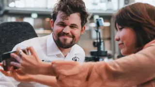 Магнус Карлсен қазақстандық шахматшы қызбен бірге түскен суреттен кейін шағымданды