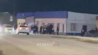 Атырауда полиция қызметкерлеріне топ болып қол жұмсаған жастар ұсталды