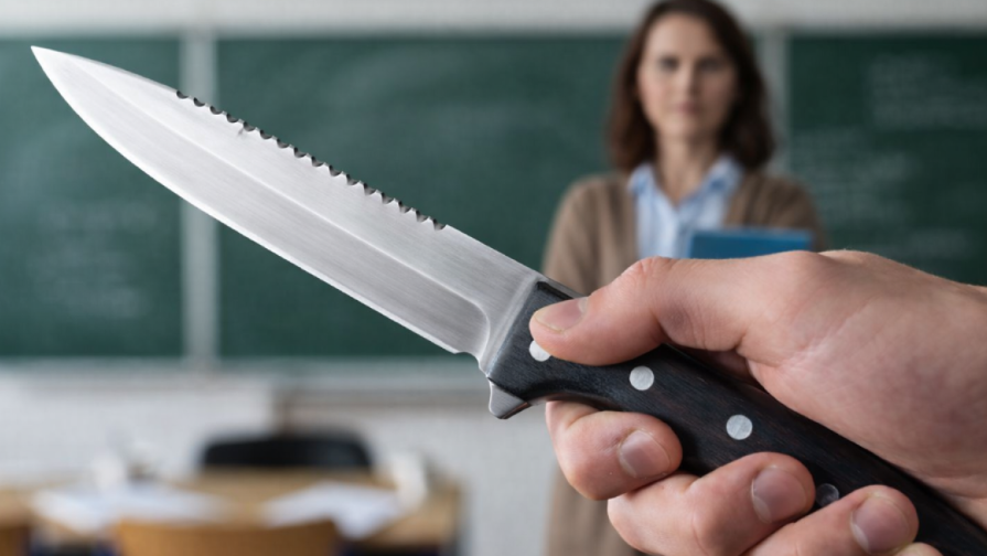 В России 17-летний школьник напал с ножом на учителя: педагог в тяжелом состоянии