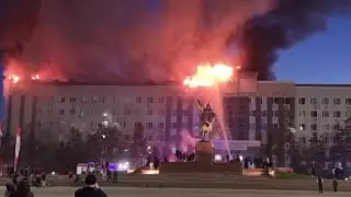 В Актобе загорелась крыша шестиэтажного здания областного акимата