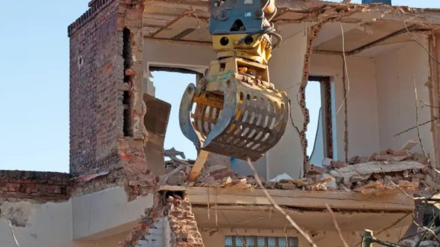 Алматыда 100-ге жуық көппәтерлі үй бұзылады