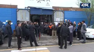 Almatydaǵy "baraholka" bazarynda daý: 300-den astam saýdager konteınerin tastap ketýden bas tartty