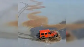 Узбекского блогера наказали за въезд на джипе в Каспийское море в Казахстане