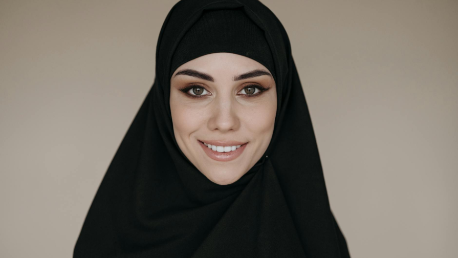 «Ойыншық болды ғой»: Абай Бегейдің қызы хиджабын шешті