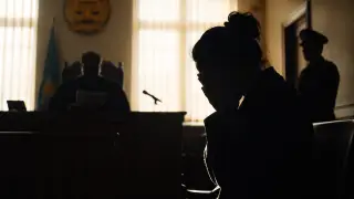 سۋد وپراۆدال جەنششينۋ، ۋبيۆشۋيۋ ناپاداۆشەگو رادي سپاسەنيا مۋجا