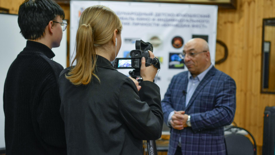 «Әйелімде стресс»: Ақтаулық асабаның интим видеосының таралуына қатысты мәлімдемесі