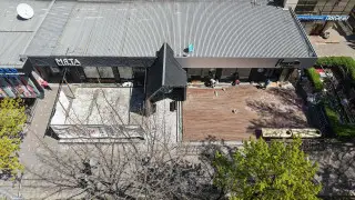 ۆ الماتى سنەسلي لەتنيۋيۋ تەرراسۋ پوپۋليارنوگو لاۋنج-بارا "مياتا"