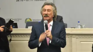 Qazaqstan Prezıdenti Farrýh Zakırovty 80 jasqa tolǵan mereıtoıymen quttyqtady