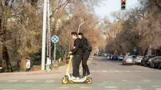 الماتىدا ەلەكتر ساموكاتپەن جاياۋ جۇرگىنشىنى قاعىپ، ءىزىن سۋىتقان جاعداي: قالا تۇرعىندارى الاڭداۋلى