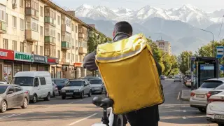 Премьер-министр Бектенов поручил навести порядок с курьерами и электросамокатами