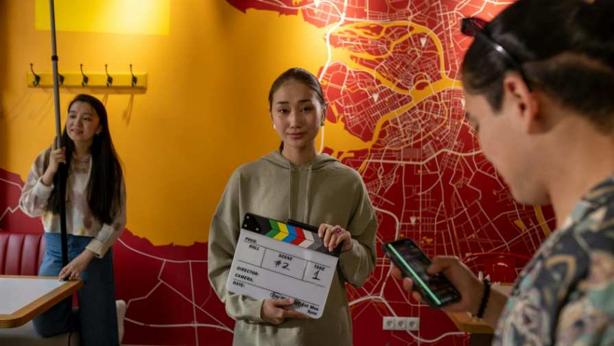 Алматыдағы киностудия жанжалға ұласты: Ата-аналар актерлерден жауап талап етуде