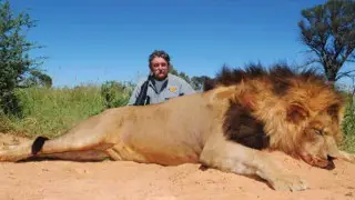 Amerıkalyq mıllıoner Afrıkada ań aýlap júrip pilderdiń aıaqastynda qaza tapty