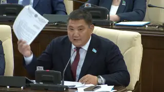 «بۇل زاڭدى نەگە قابىلداپ جاتقانىمىزدى ءبىلۋىمىز كەرەك»: دەپۋتات جەكە سوت ورىنداۋشىلارىنىڭ زاڭسىز ارەكەتتەرىن اشكەرەلەدى