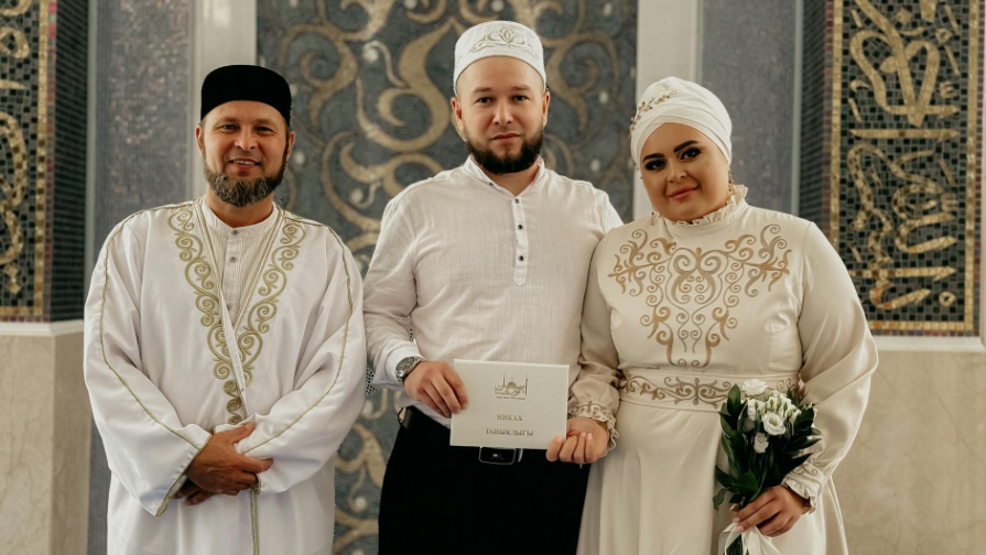 Svekrov podderjala nevestký, snávshýıý hıdjab dlá klıpa