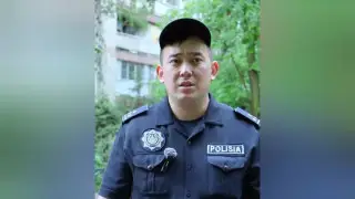 Almatyda polısıa qyzmetkerleri kópqabatty úıdiń balkonynan sekirmek bolǵan áıeldi qutqardy