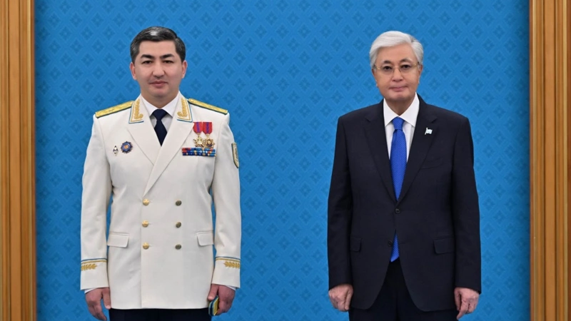 مەملەكەت باسشىسى ءبىرقاتار اسكەري جانە ارنايى اتاقتاردى بەردى