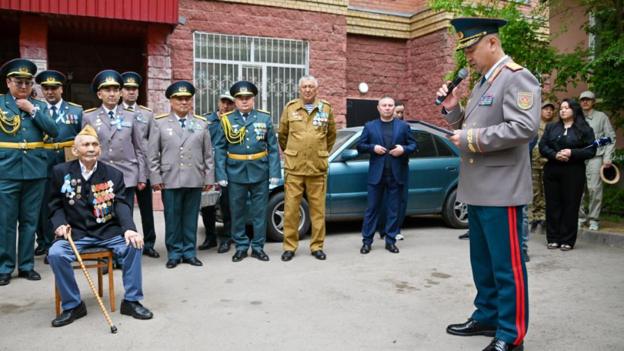 Астанадағы жалғыз соғыс ардагерін Құрлық әскерлерінің бас қолбасшысы құттықтады