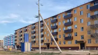«Tipti ómir súrý múmkin emes»: Memlekettik baǵdarlamamen páter alǵan otbasylar úıden shyǵarýdy surady