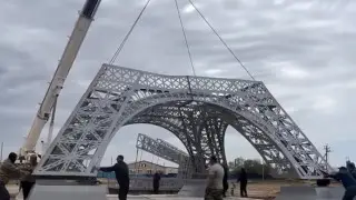 Eıfel munarasynyń kóshirmesi Batys Qazaqstandaǵy týǵan aýylǵa syıǵa tartyldy