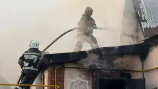 Пожарные в Астане предотвратили взрыв газового баллона из горящего дома