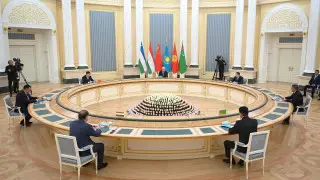 توكايەۆ پرەدۋپرەديل و نوۆىح ينتەرنەت-ۋگروزاح: رازجيگانيە نەناۆيستي ي دەزينفورماسيا