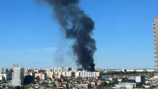 В Астане горит двухэтажное здание: пожарные ведут борьбу с огнем