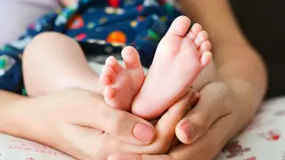 مولودايا مات ۆ استانە پرودالا نوۆوروجدەننوگو: سۋد ۆىنەس پريگوۆور