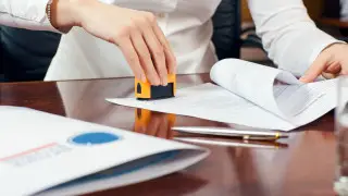 Qazaqstandyqtardyń shottary buǵattalyp, shyǵýǵa tyıym salynýy múmkin: Májiliste notarıýstardyń atqarý jazbalary talqylandy