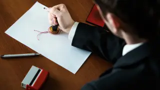 «Zansyzdyq jasap jatyr»: Depýtat notarıýstar arasyndaǵy zańsyzdyqtardy áshkereledi