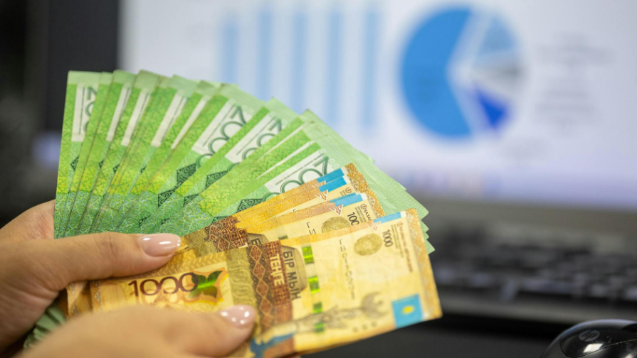 Teńge qunsyzdanyp bara ma? Dollar baǵasy sharyqtap ketti