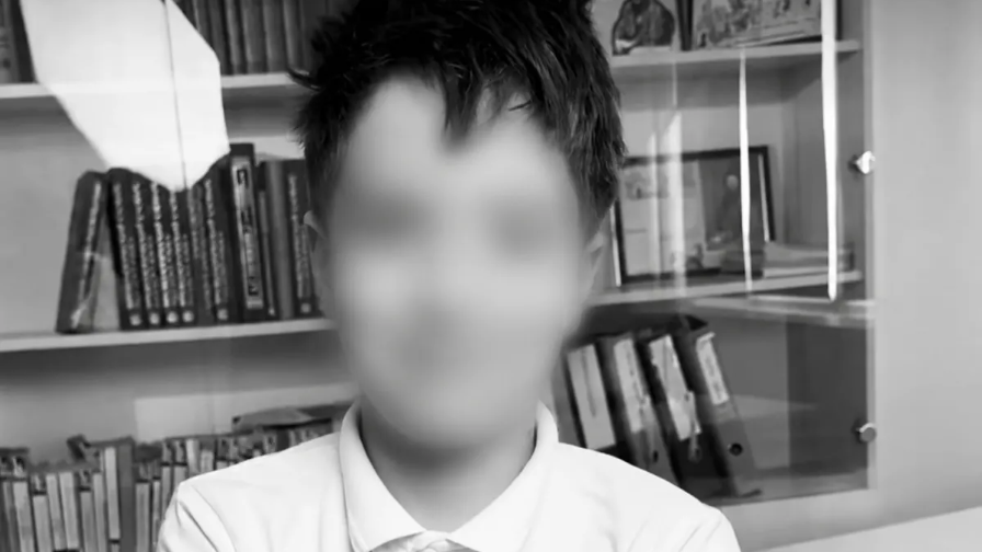 استانادا بەتونالعىش استىندا قالعان وقۋشىنىڭ دوستارى ەستەلىك بەينەجازبا جاسادى