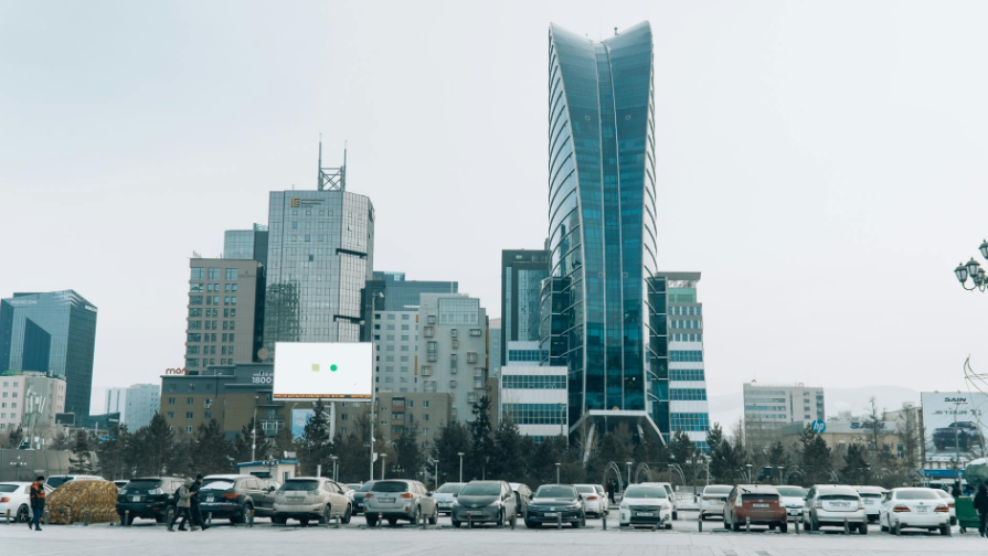 Автомобиль загорелся на дороге в Астане: есть пострадавшие