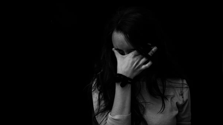 «Áke, men seni túrmege japqyzamyn»: Ákesi zorlady dep aıyptaǵan almatylyq qyz áńgimelerin jarıalady